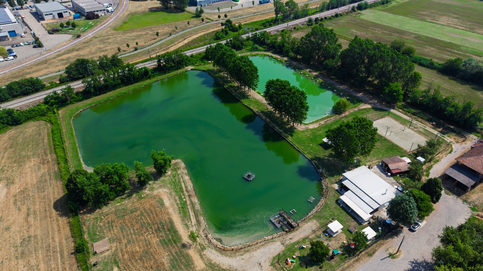 Vista aerea completa dei due laghi verde smeraldo