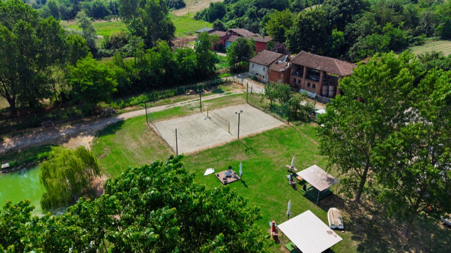 Il campo da beach volley immerso nel verde