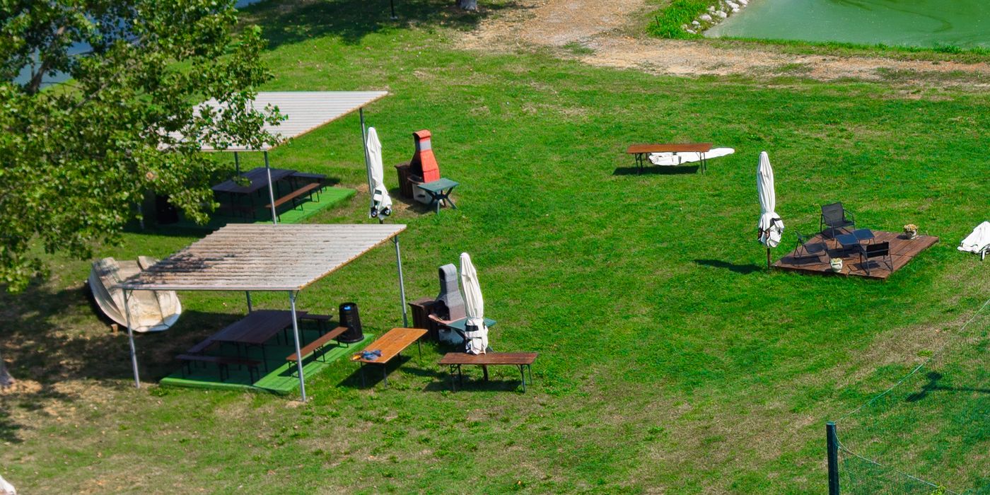 Le postazioni griglia in affitto: pergole con tavoli, barbecue e spazi verdi in riva al lago