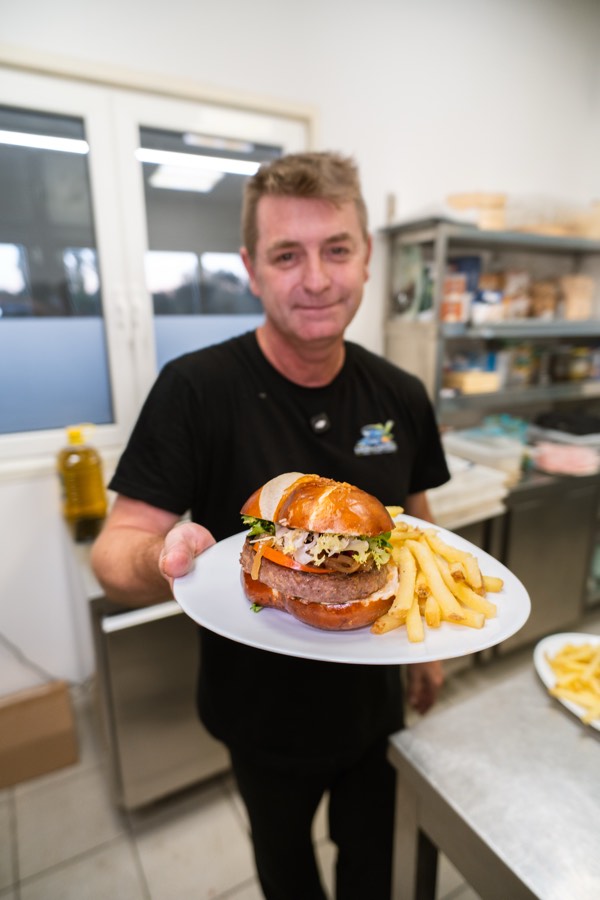 Hamburger con patatine appena uscito dalla cucina