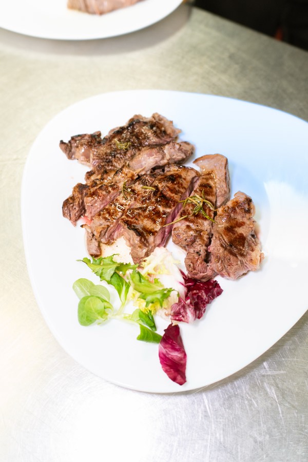 Tagliata di manzo alla griglia servita al ristorante dei Laghi di Castello